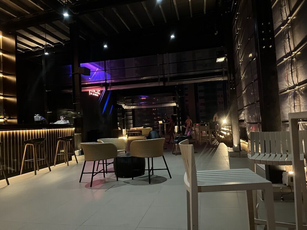 bar テーブル席 virticle by jetwing