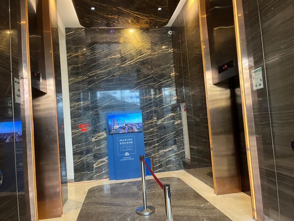1F エレベーター Access Towers