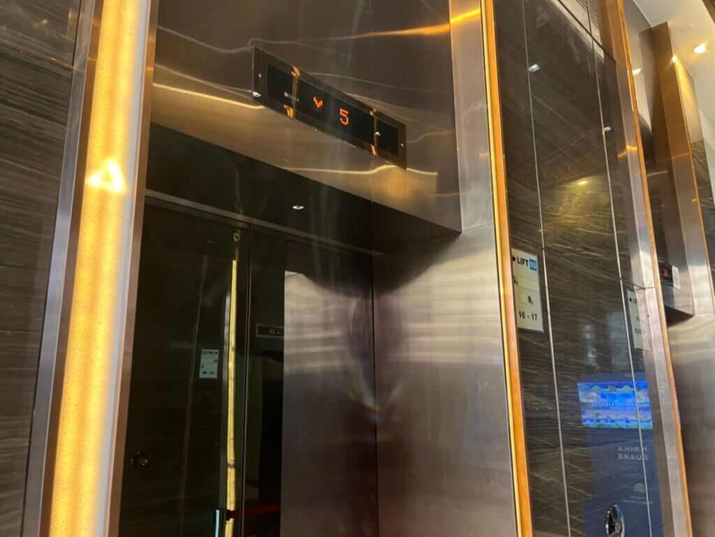 29Fへ行ってから、30F（屋上）へ向かう エレベーター Access Towers