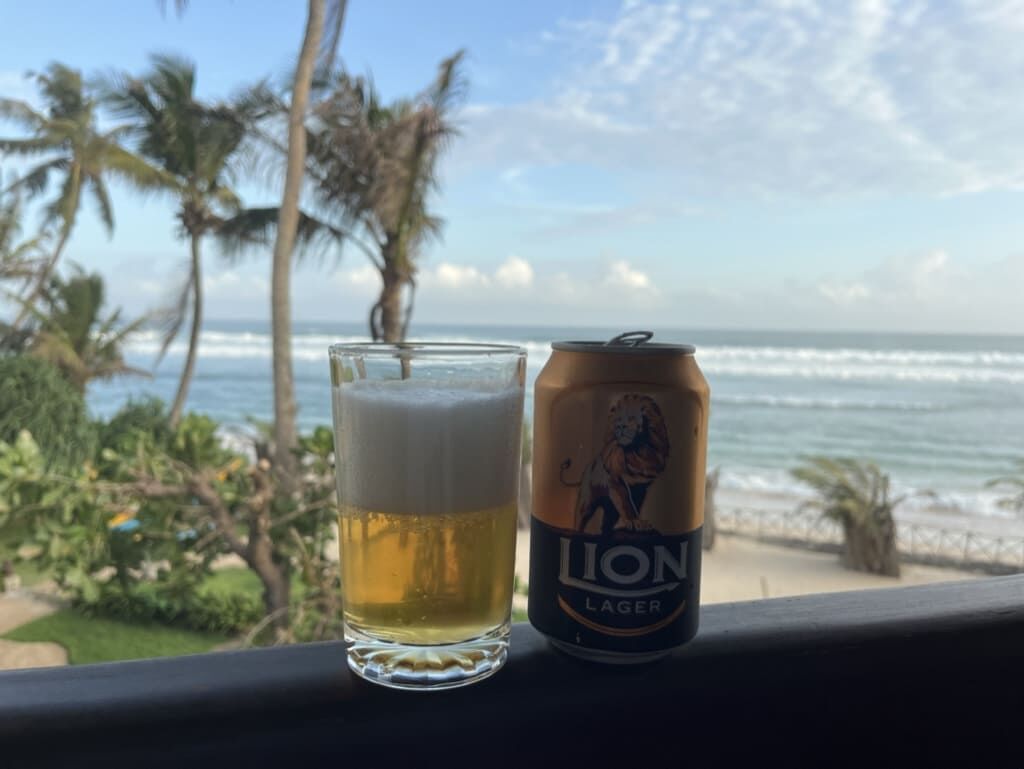 部屋のバルコニーで飲むライオンラガービール Insight Resort Ahangama S&amp;S Other Certified アハンガマ