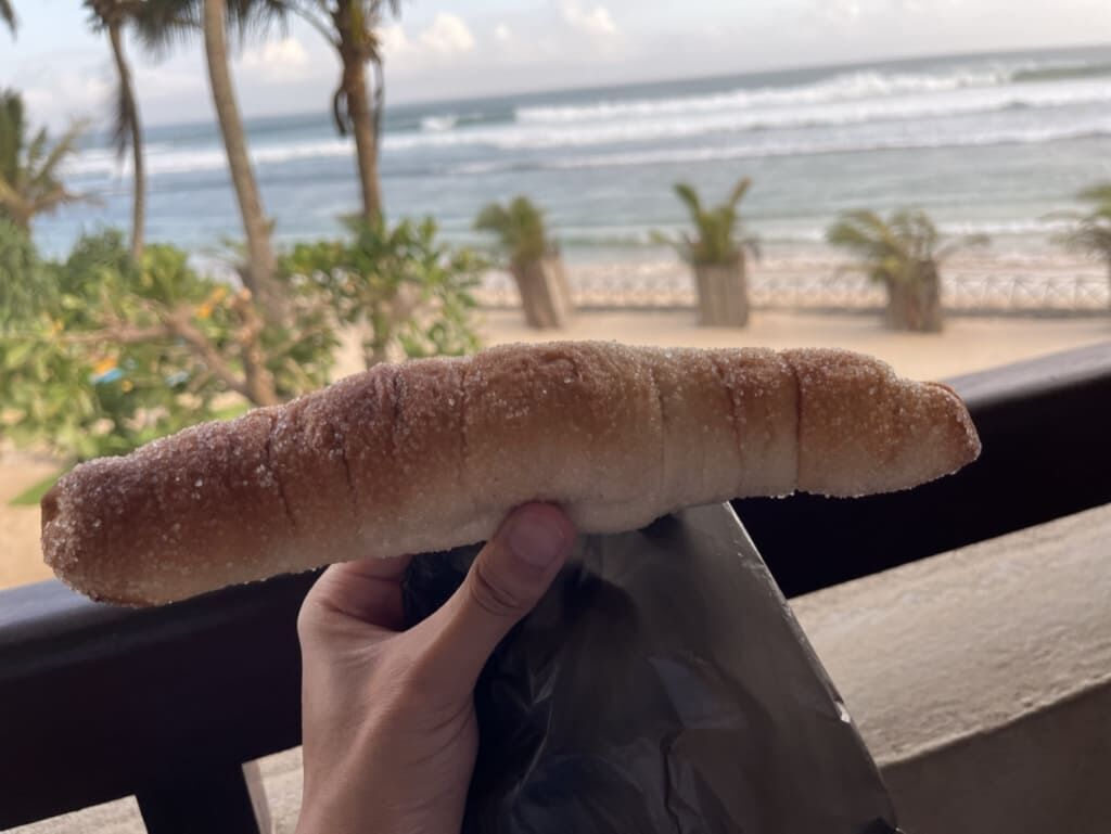 部屋のバルコニーで食べるキンブラバニス パン Insight Resort Ahangama S&amp;S Other Certified アハンガマ
