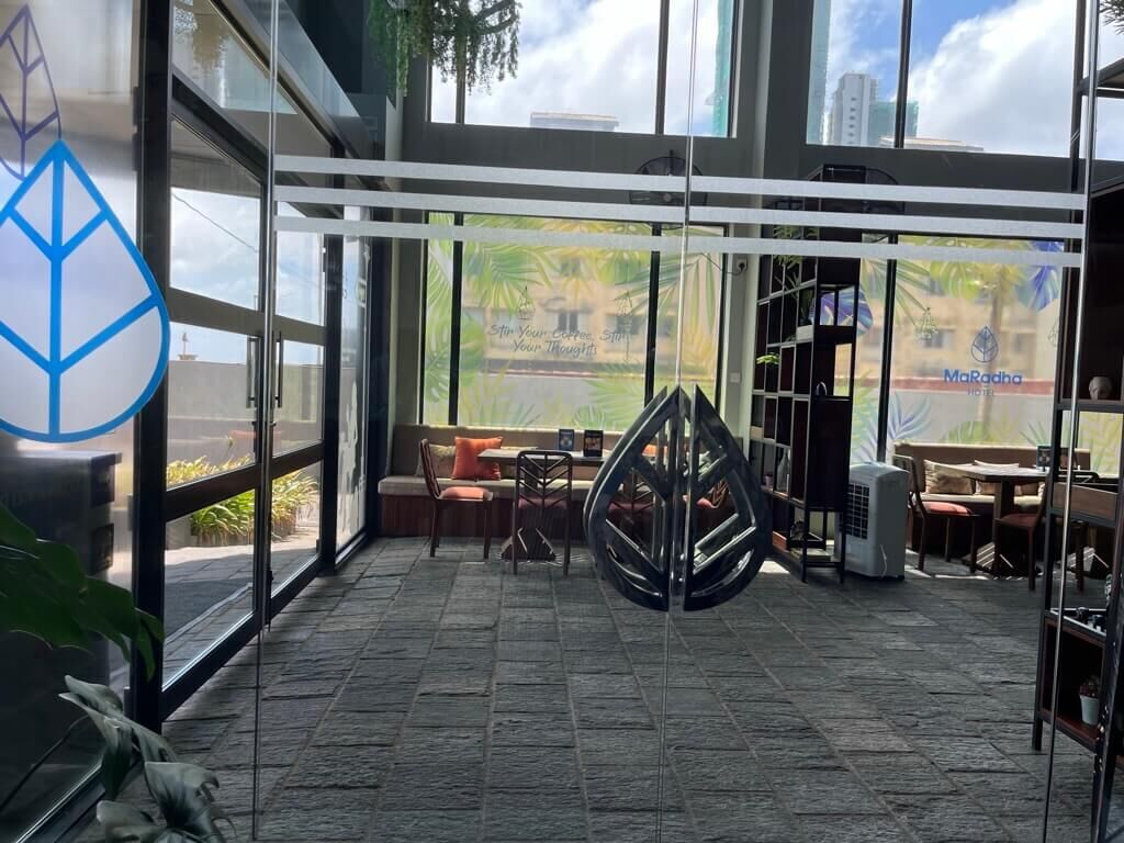 1F カフェ 入口 A Healing Cafe Hotel MaRaDha Colombo（ホテルマラダコロンボ）