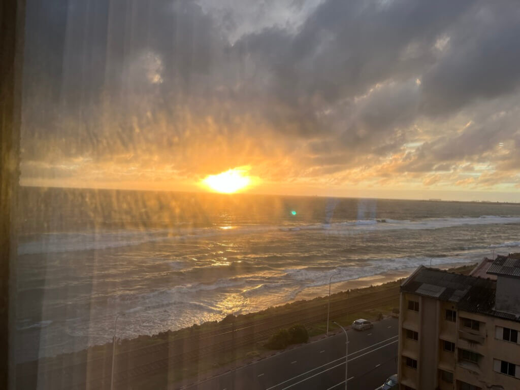 客室からの眺め 夕日オーシャンビュー Hotel MaRaDha Colombo（ホテルマラダコロンボ）