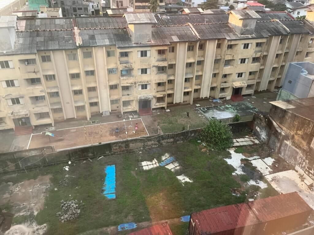 客室からの眺め 団地で遊ぶ子供たち  Hotel MaRaDha Colombo（ホテルマラダコロンボ
