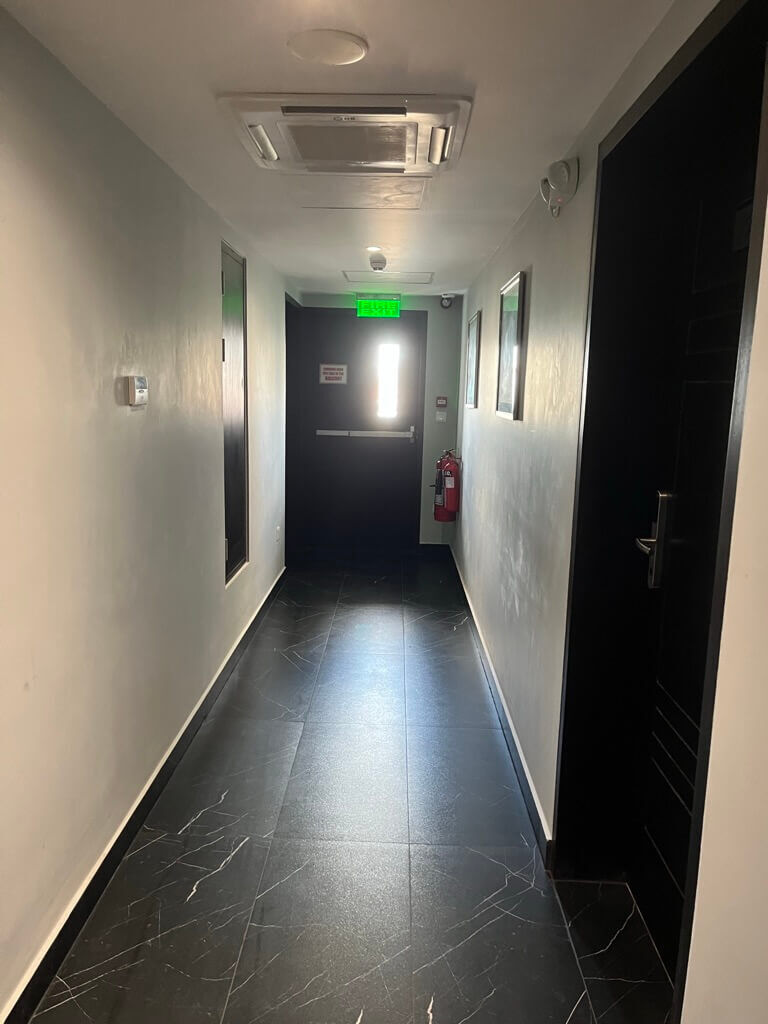 5F 客室 廊下 Hotel MaRaDha Colombo（ホテルマラダコロンボ）