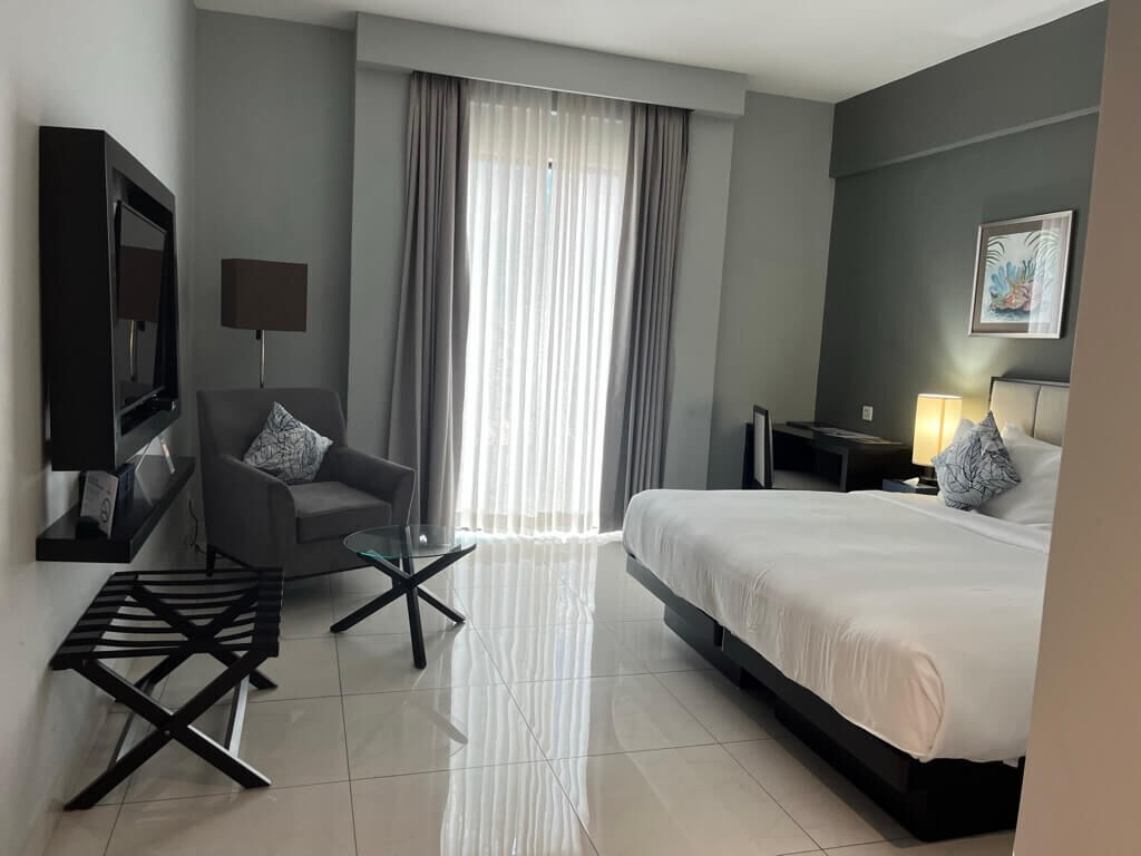 客室 デラックスキングルーム Deluxe King Room with Partial Sea View Hotel MaRaDha Colombo（ホテルマラダコロンボ）