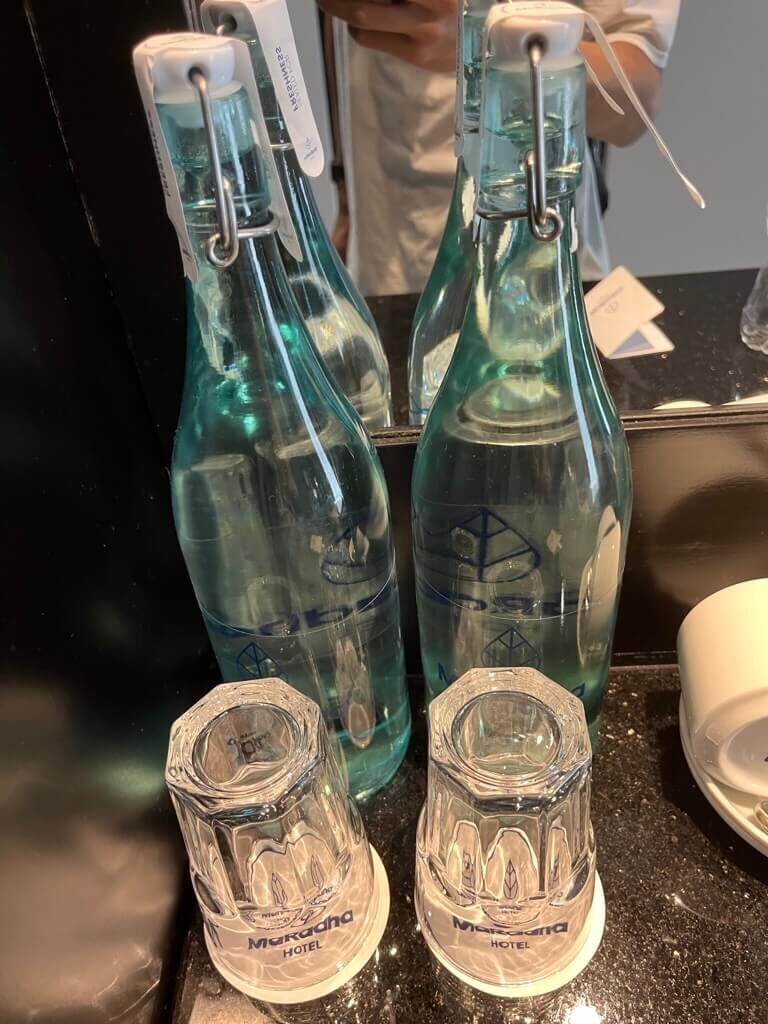 客室 お水 1Lが2本 Hotel MaRaDha Colombo（ホテルマラダコロンボ）