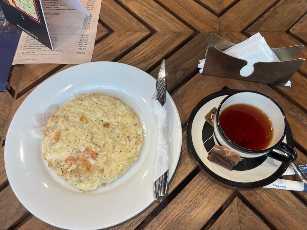 プレーンティーとオムレット A Healing Cafe Hotel MaRaDha Colombo（ホテルマラダコロンボ）