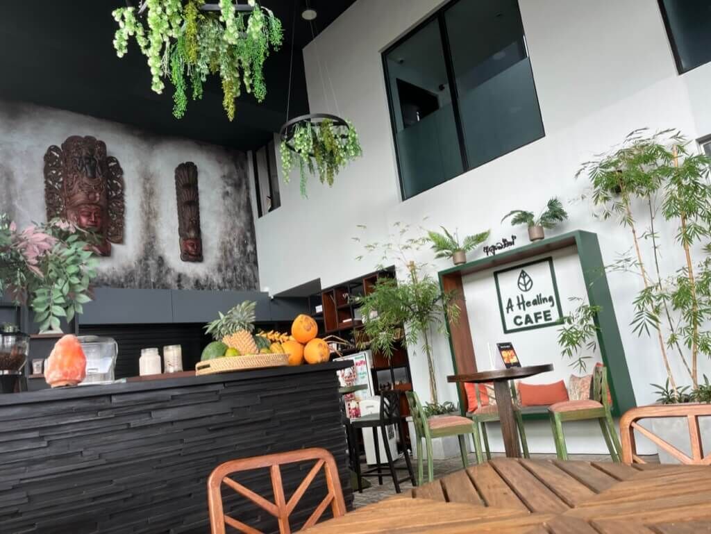 客席 カウンター A Healing Cafe Hotel MaRaDha Colombo（ホテルマラダコロンボ）