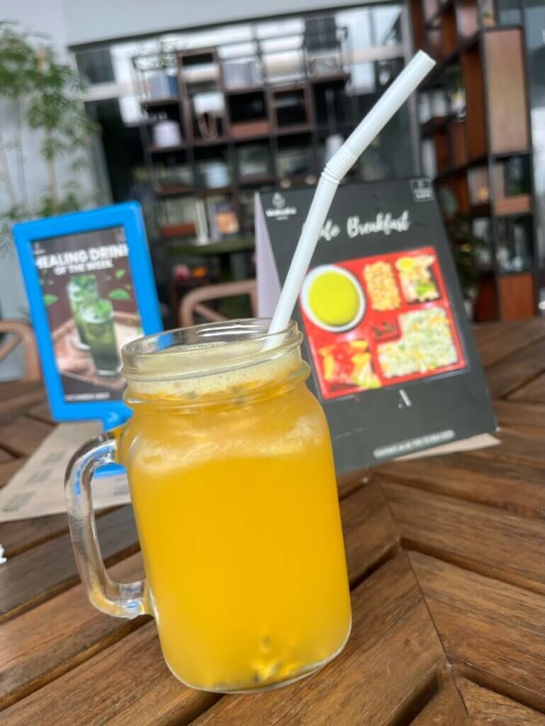 パッションフルーツジュース A Healing Cafe Hotel MaRaDha Colombo（ホテルマラダコロンボ）