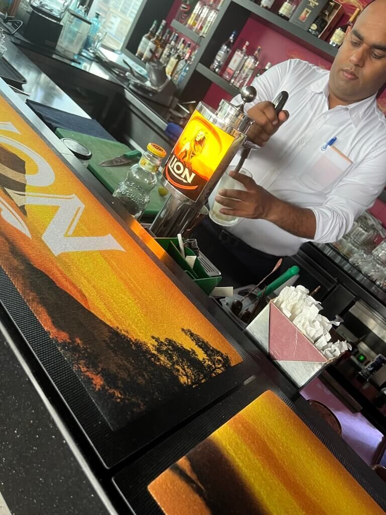 生のライオンラガービールを注いでくれるアイヤー Sky Yard Bar &amp; Lounge Hotel MaRaDha Colombo（ホテルマラダコロンボ）