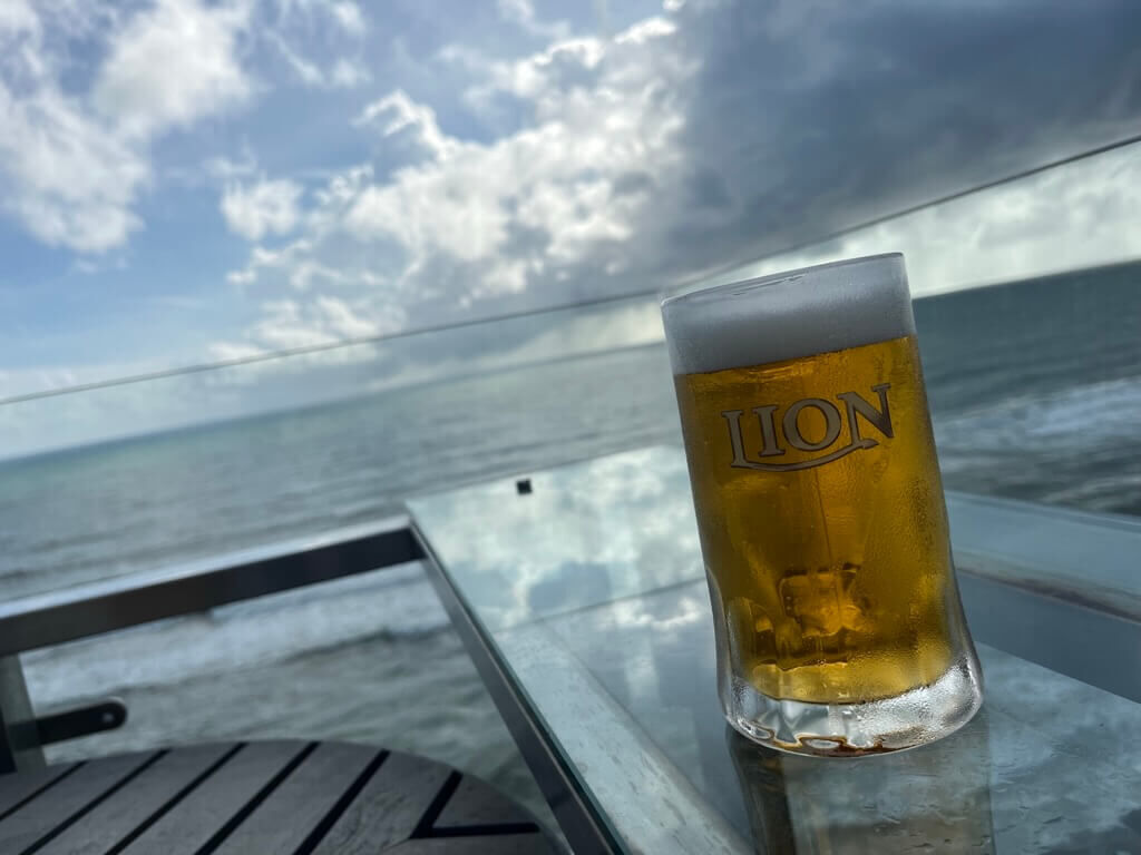 生のライオンラガービール ルーフトップバー オーシャンビュー Sky Yard Bar &amp; Lounge Hotel MaRaDha Colombo（ホテルマラダコロンボ