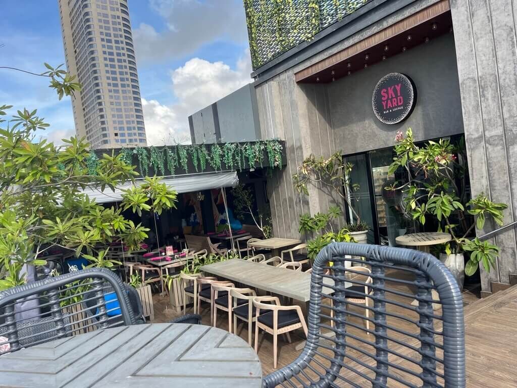 雰囲気 ルーフトップバー オーシャンビュー Sky Yard Bar &amp; Lounge Hotel MaRaDha Colombo（ホテルマラダコロンボ