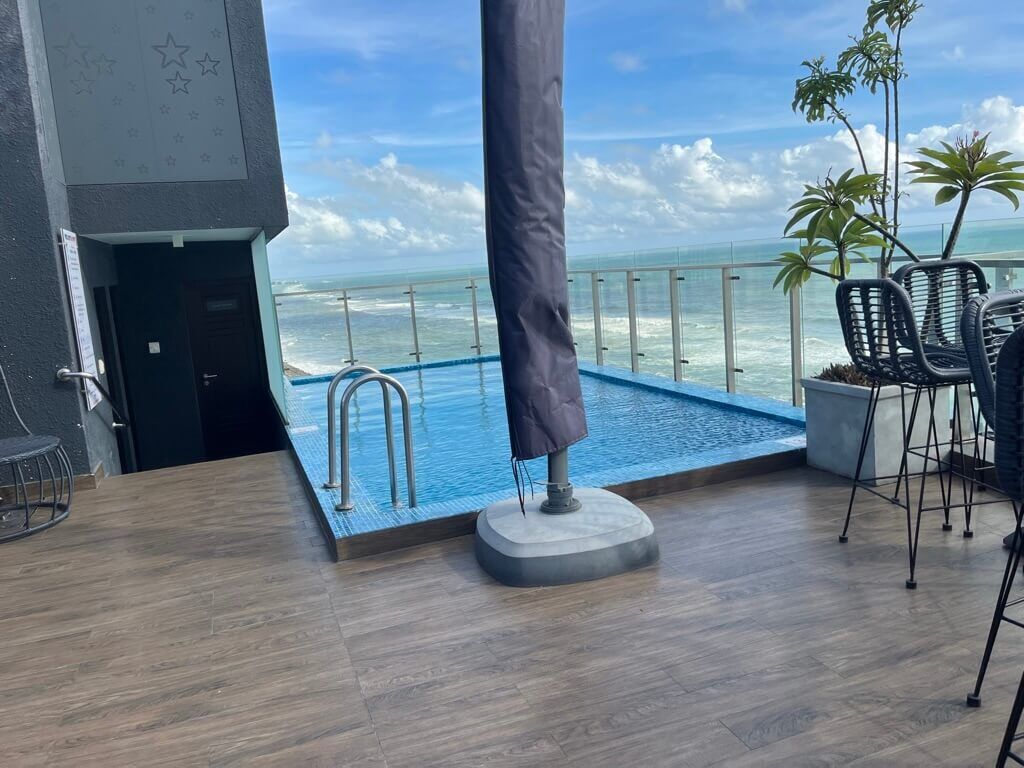 プール ルーフトップバー オーシャンビュー Sky Yard Bar &amp; Lounge Hotel MaRaDha Colombo（ホテルマラダコロンボ