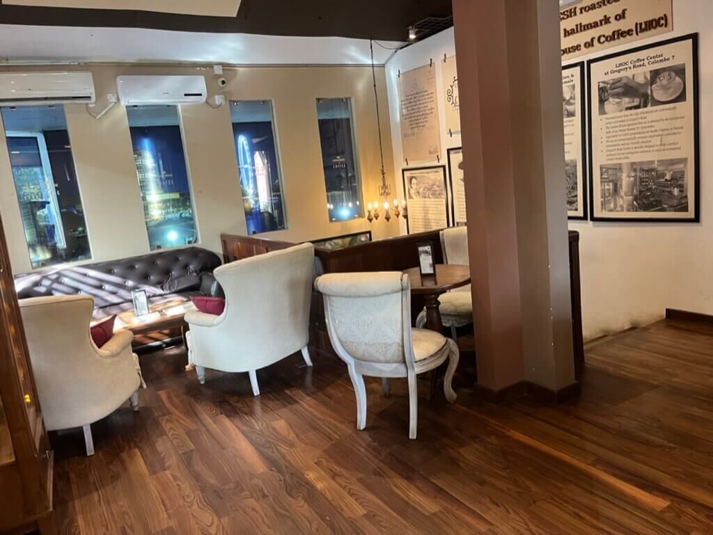 店内 2F 階段すぐのテーブル席 London House Of Coffee