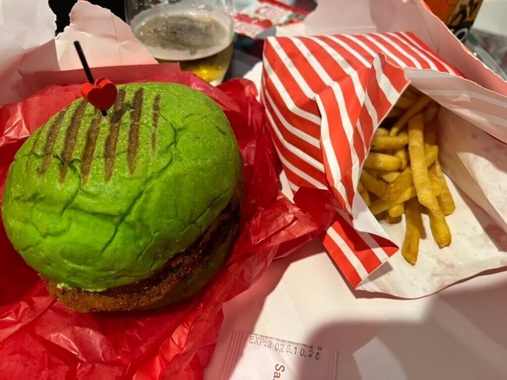 ライオンラガー:モルトの甘さが立つ バーガーと一緒に