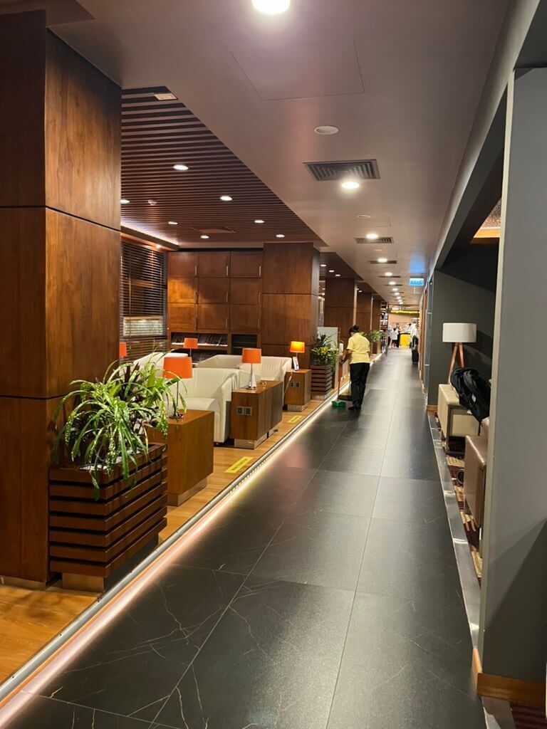 Araliya Lounge 縦に長めの作り トイレは両橋にある