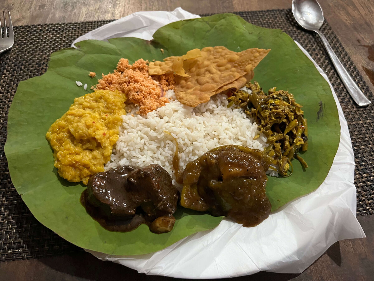 Curry Potの夜のライス＆カリー：マール、パリップ、ポルサンボル、アンバ、ケセルムワ、スドゥキャクルをバナナリーフに盛り付け（コロンボ・Marine Drive）