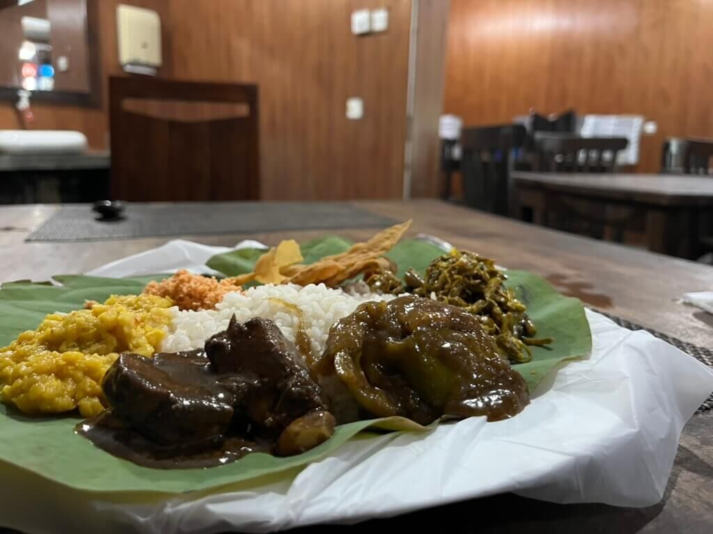 コロンボのCurry Pot Restaurantsで夜に食べた軽めのライス＆カリー（600ルピー）。店内の落ち着いた雰囲気と一緒に