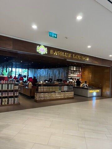 One Galle FaceのBasilur Loungeの外観。モール通路側の入口とカウンターの様子。