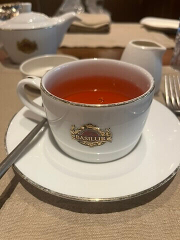 Basilurロゴ入りカップのフルーツティー。Passion &amp; Guavaのコールドブリュー（アイス）。琥珀色で爽やかな甘み。