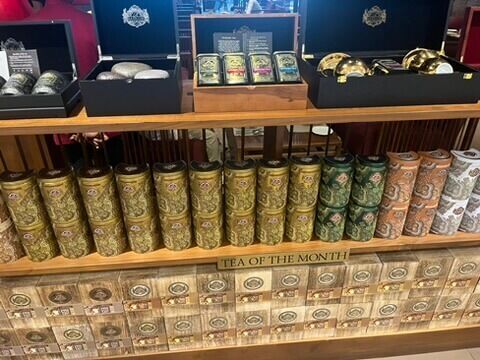 Basilurのティン缶が並ぶ売り場棚。TEA OF THE MONTHの表示が見えるギフト向けコーナー。