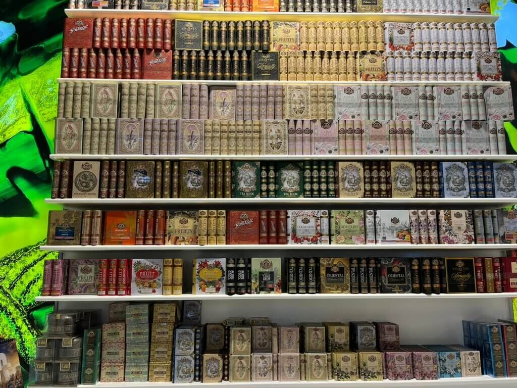 壁一面に並ぶBasilurのTea Bookとギフト缶の棚。色とりどりのパッケージ。