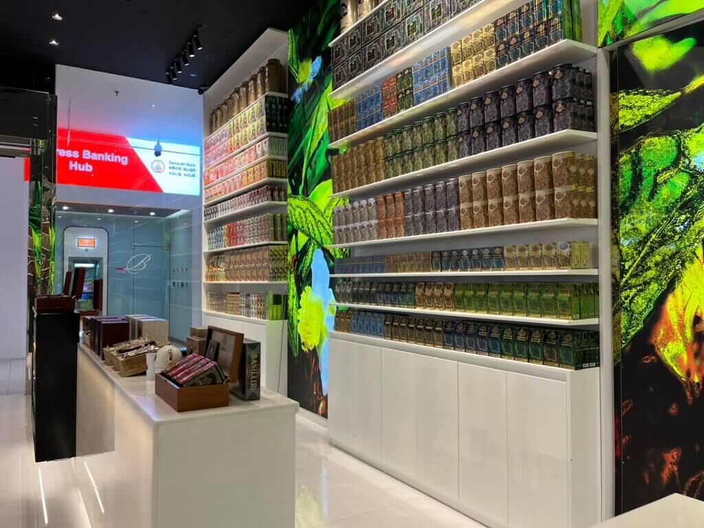 Port City店の通路と両側の棚。各種ティン缶・アソートが整然と陳列。