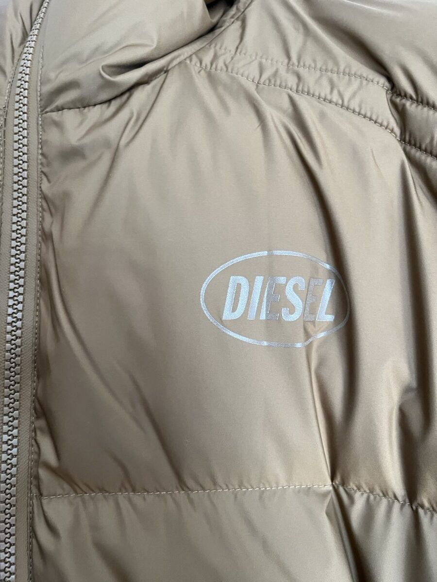 Diesel 胸元オーバルDロゴ 拡大