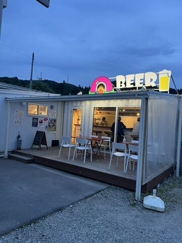 カマドブルワリー ビアバー外観（夜のBEER看板が目印）