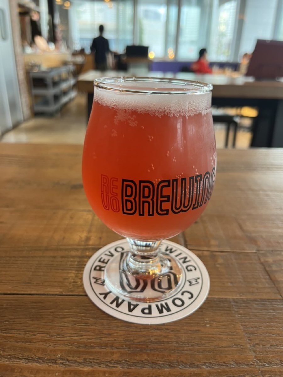 Revo BrewingのハイビスカスサワーIPA 鮮やかなピンク色のグラス