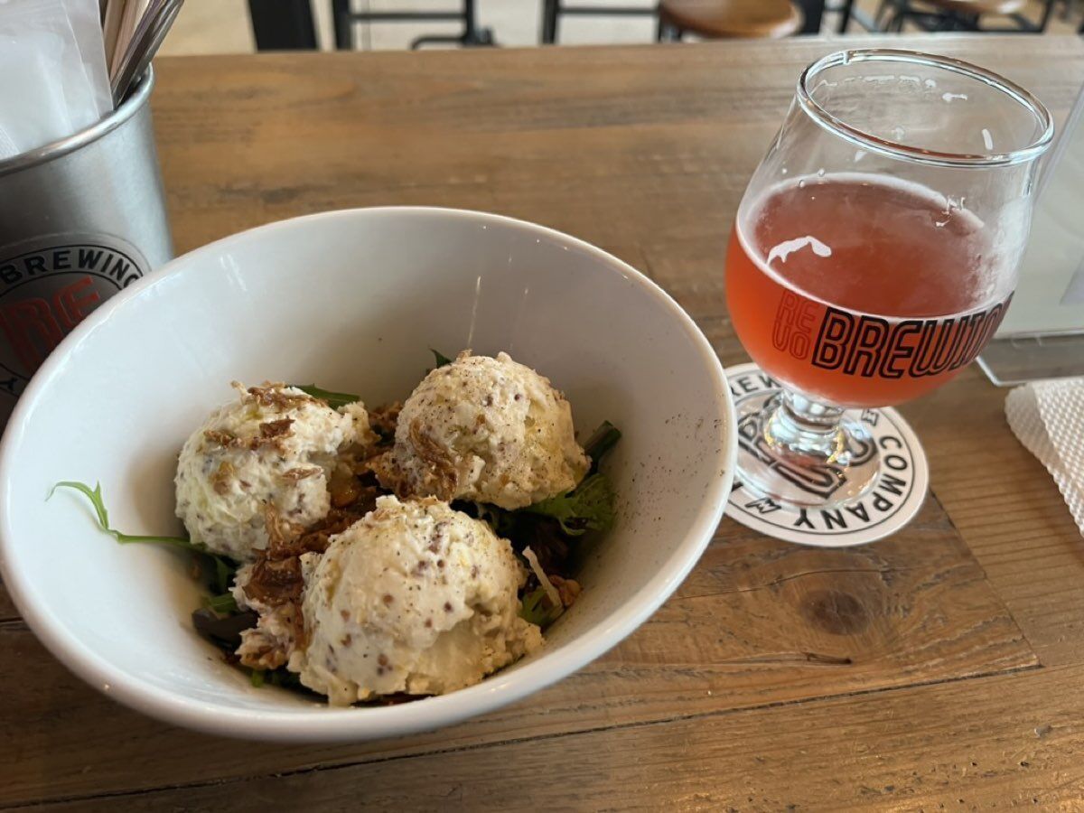Revo BrewingのペパロニポテサラとハイビスカスサワーIPA