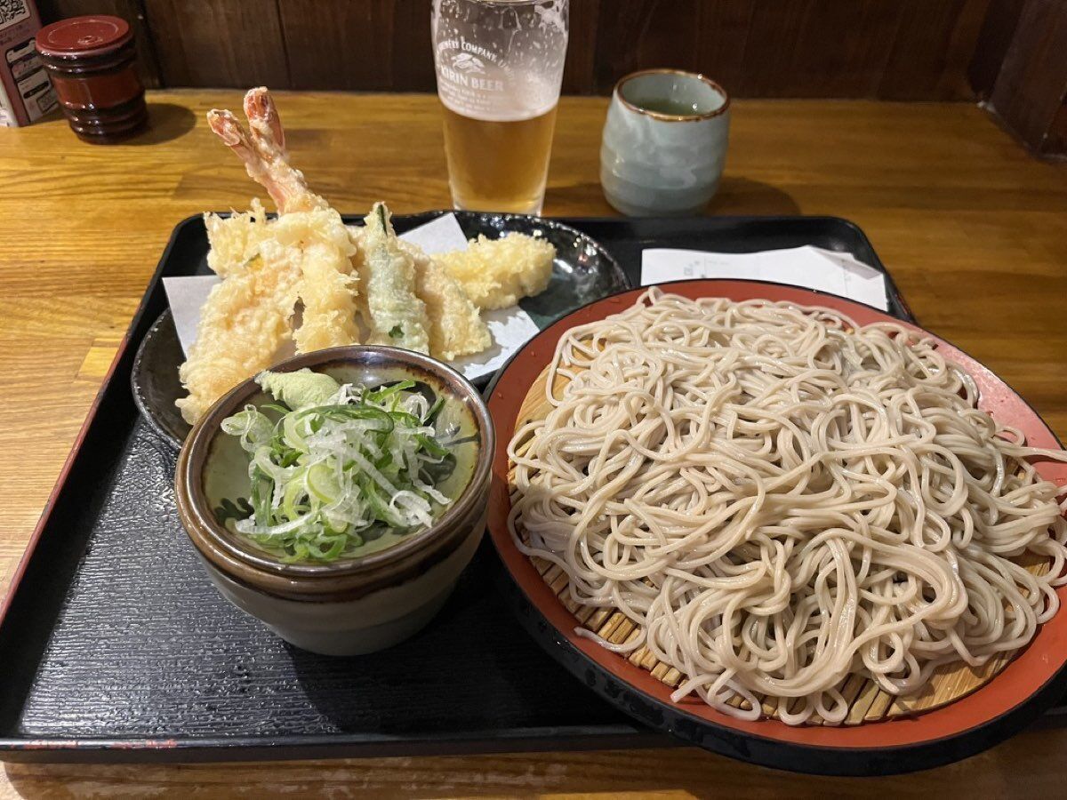 味奈登庵本町店のつけ天そばと生ビール 海老天ぷらとざるそば