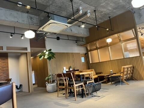 治一郎 掛川店の外観 黄色と白の暖簾とグレーのレンガ壁