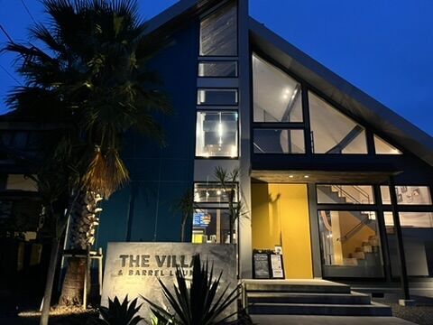 The Villa &amp; Barrel Lounge外観 夜のライトアップとヤシの木