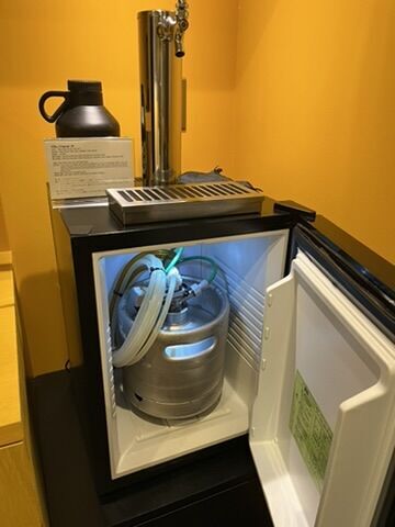 客室タップ設備の中 ケグが見える状態