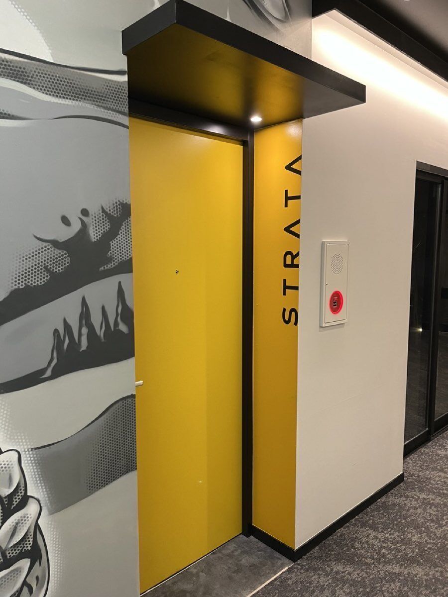 The Villa STRATA部屋の黄色いドアとHop Dudeウォールアート