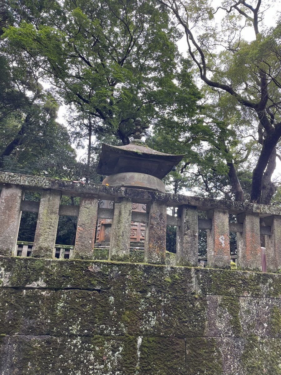 久能山東照宮 徳川家康の神廟 苔むした石柱と宝塔