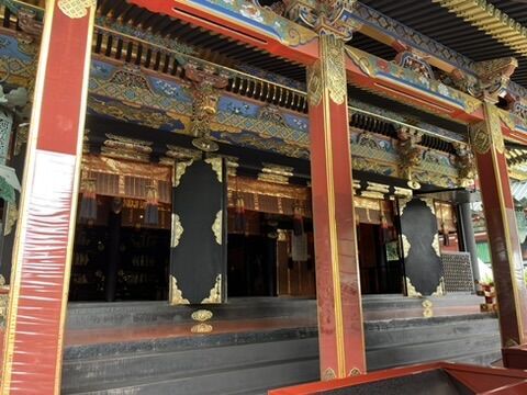 久能山東照宮の社殿 極彩色の漆塗りと金箔装飾