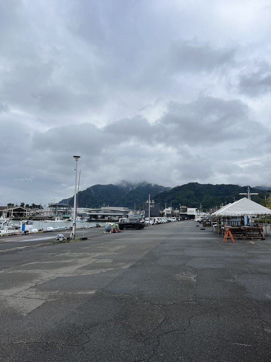 用宗漁港の朝 曇り空と漁船