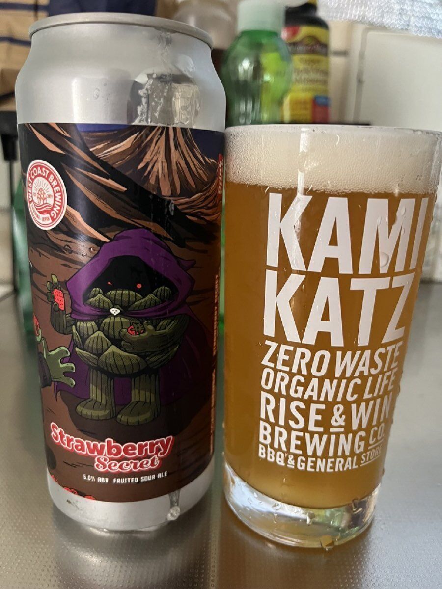 WCB Strawberry Secretの缶正面とグラスに注いだビール