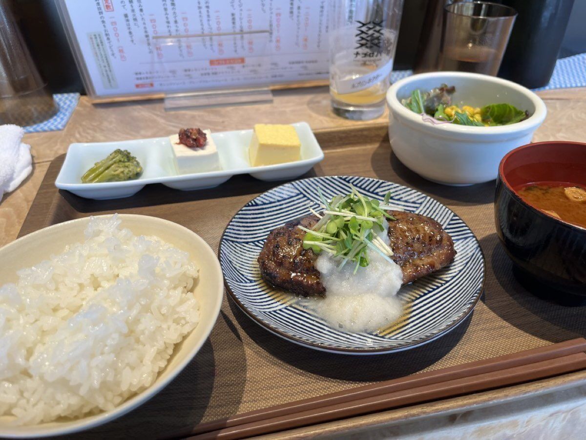 ナゴロバ ランチ 塩麹ハンバーグ定食 おばんざい3種付き