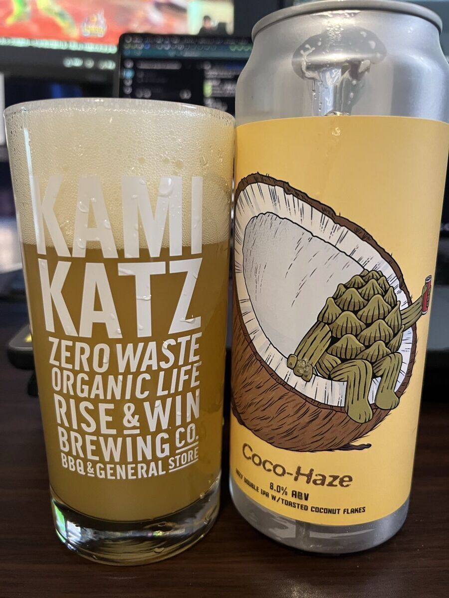 WCB Coco-Haze Coconut Hazy IPAを缶からグラスに注いだ様子 薄い黄色の濁り
