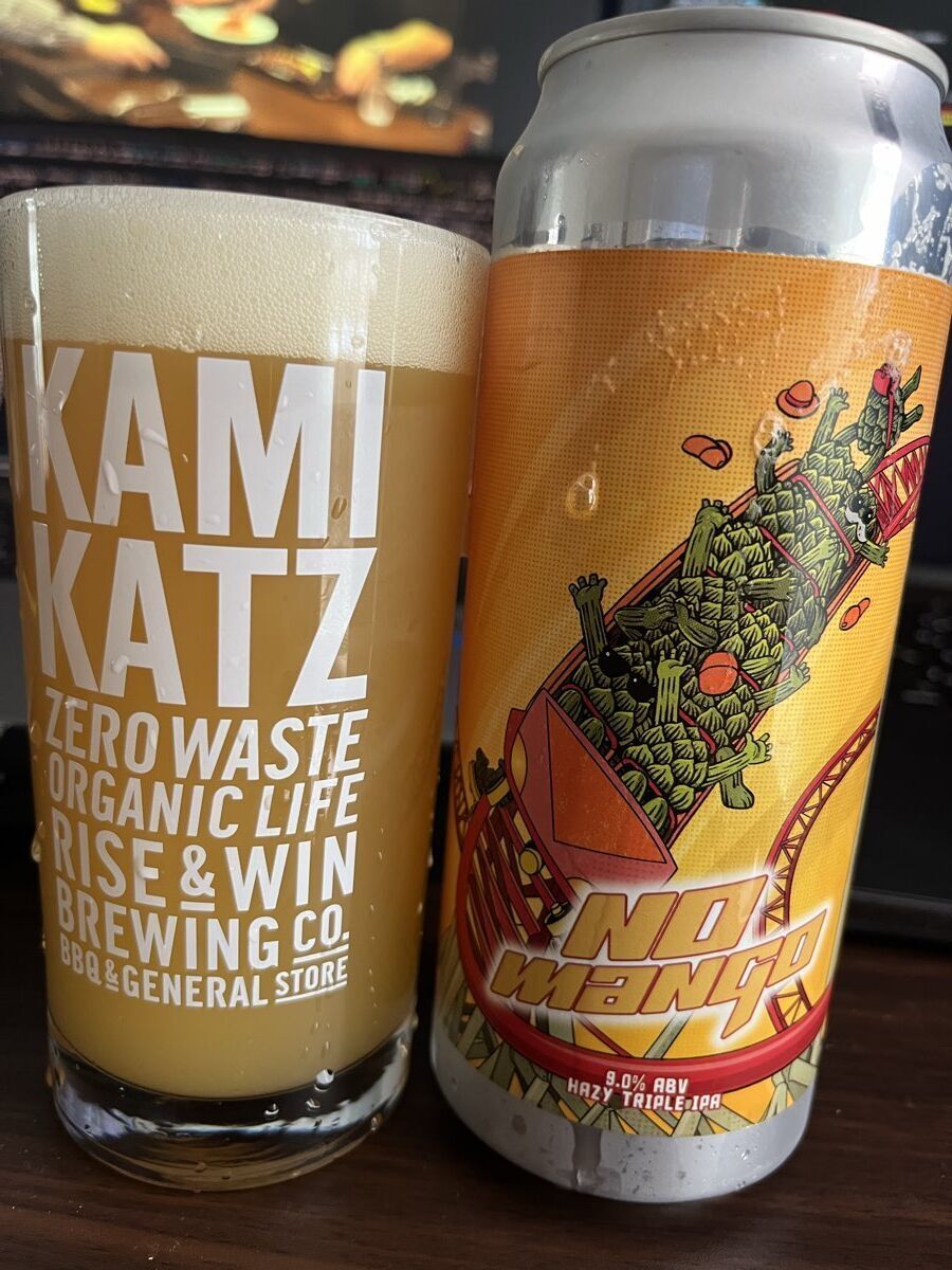 WCB No Mango Hazy Triple IPAを缶からグラスに注いだ様子 濃い黄色の濁り