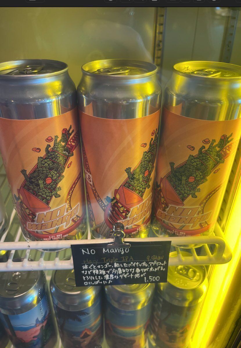 WCB No Mango 沖縄WCB CHATANの棚に缶が並ぶ 1500円の値札付き