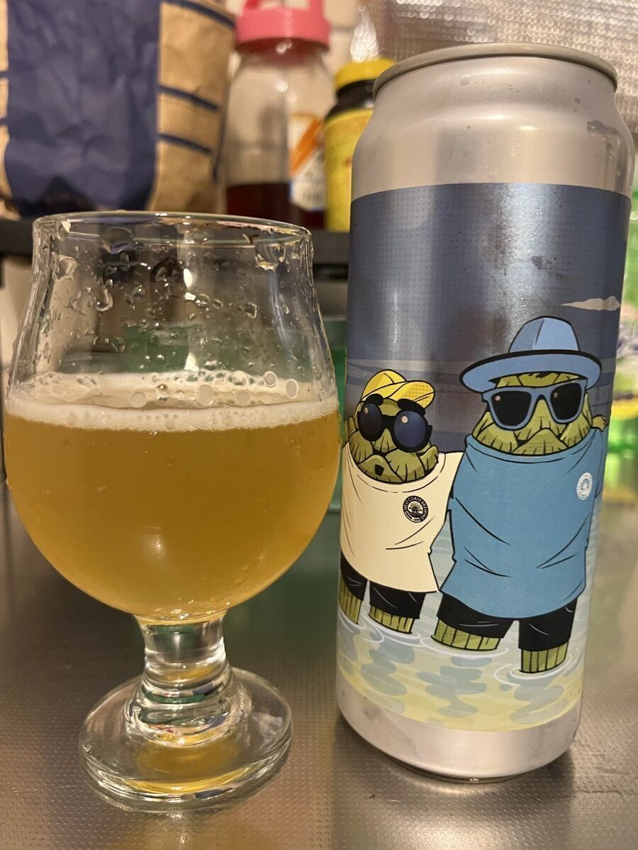 WCB Barong Dance 電気グルーヴコラボのCBD Infused Hellesを缶からグラスに注いだ様子