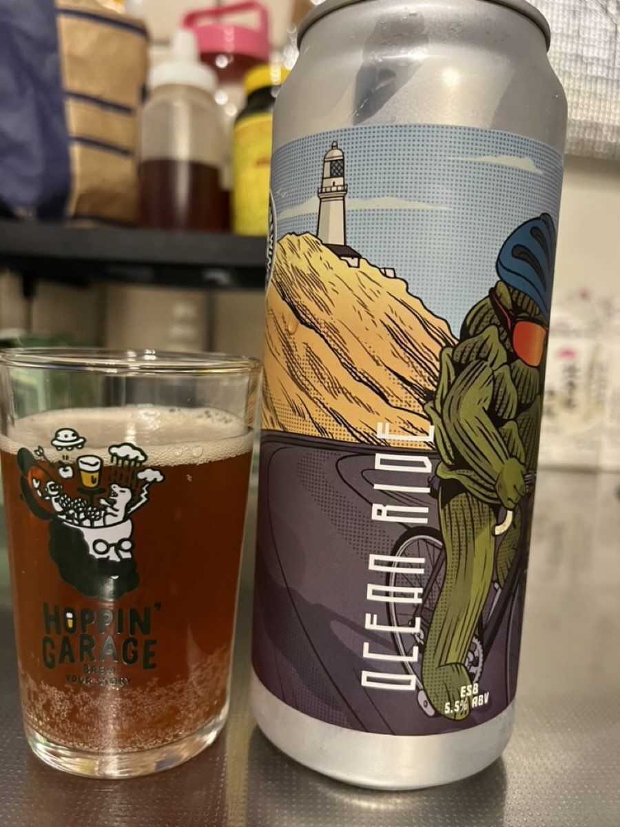 WCB Ocean Ride ESBを缶からグラスに注いだ様子 琥珀色のビール