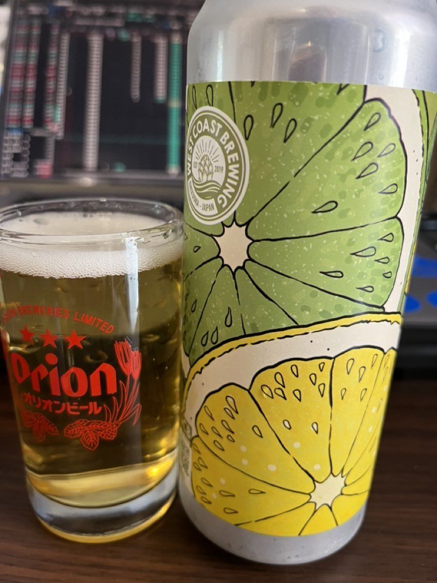 WCB Twist Lemon Lime Lagerを缶からグラスに注いだ様子 クリアなゴールド