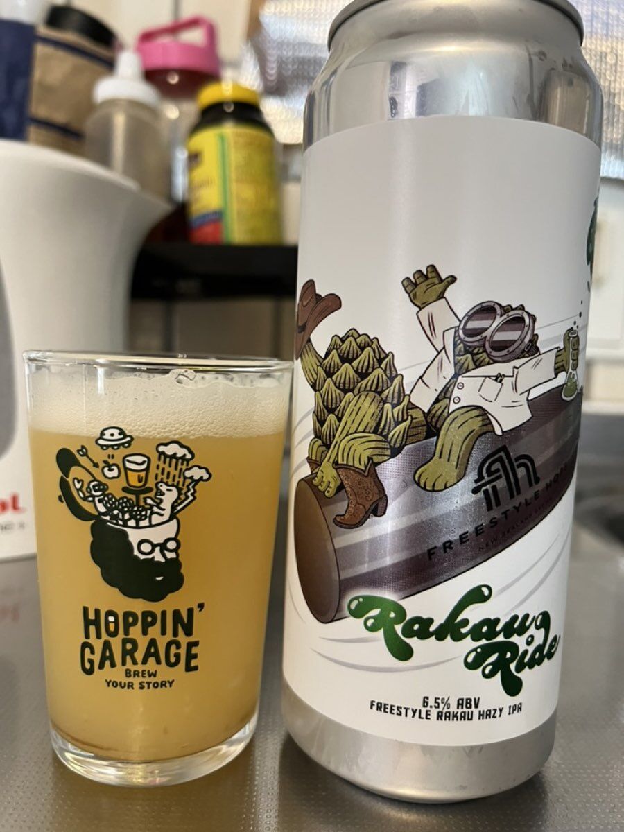 WCB Rakau Ride Freestyle Rakau Hazy IPAを缶からグラスに注いだ様子