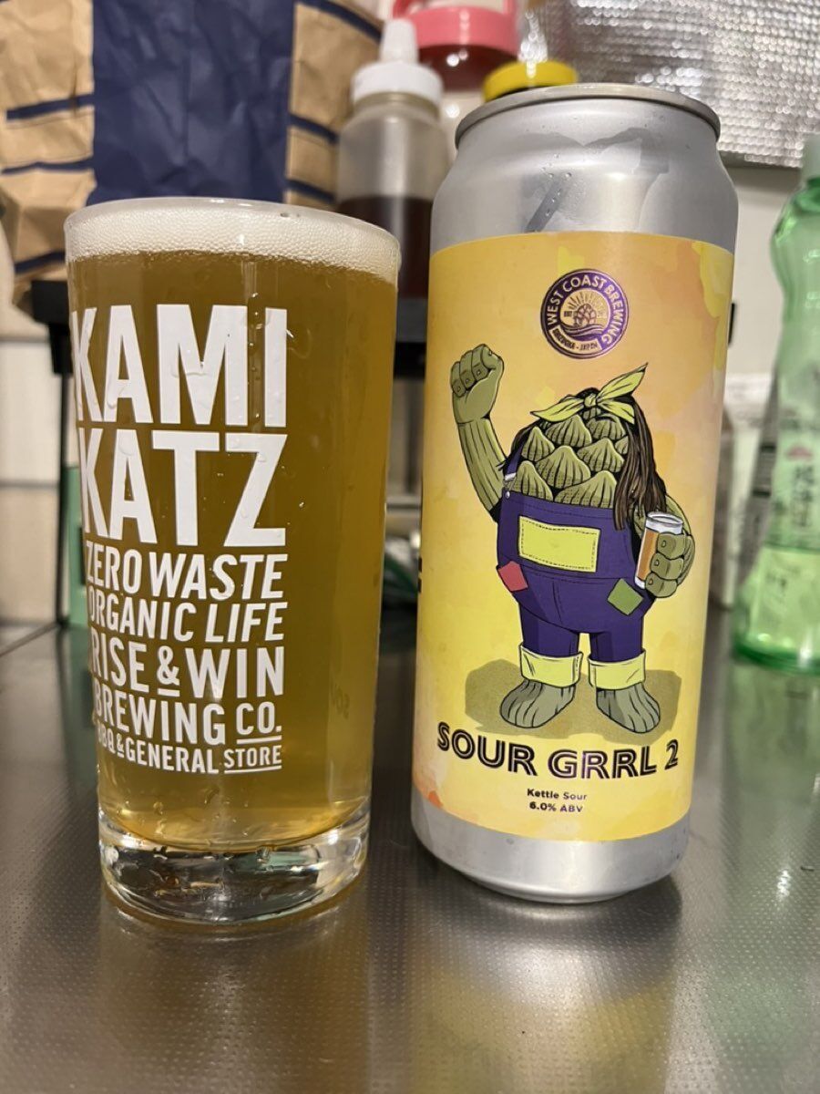 WCB Sour Girl 2 Kettle Sourを缶からグラスに注いだ様子
